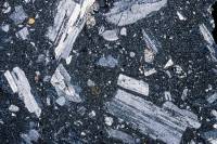 Trachyte (latite, faciès d'épanchement) LPA x2